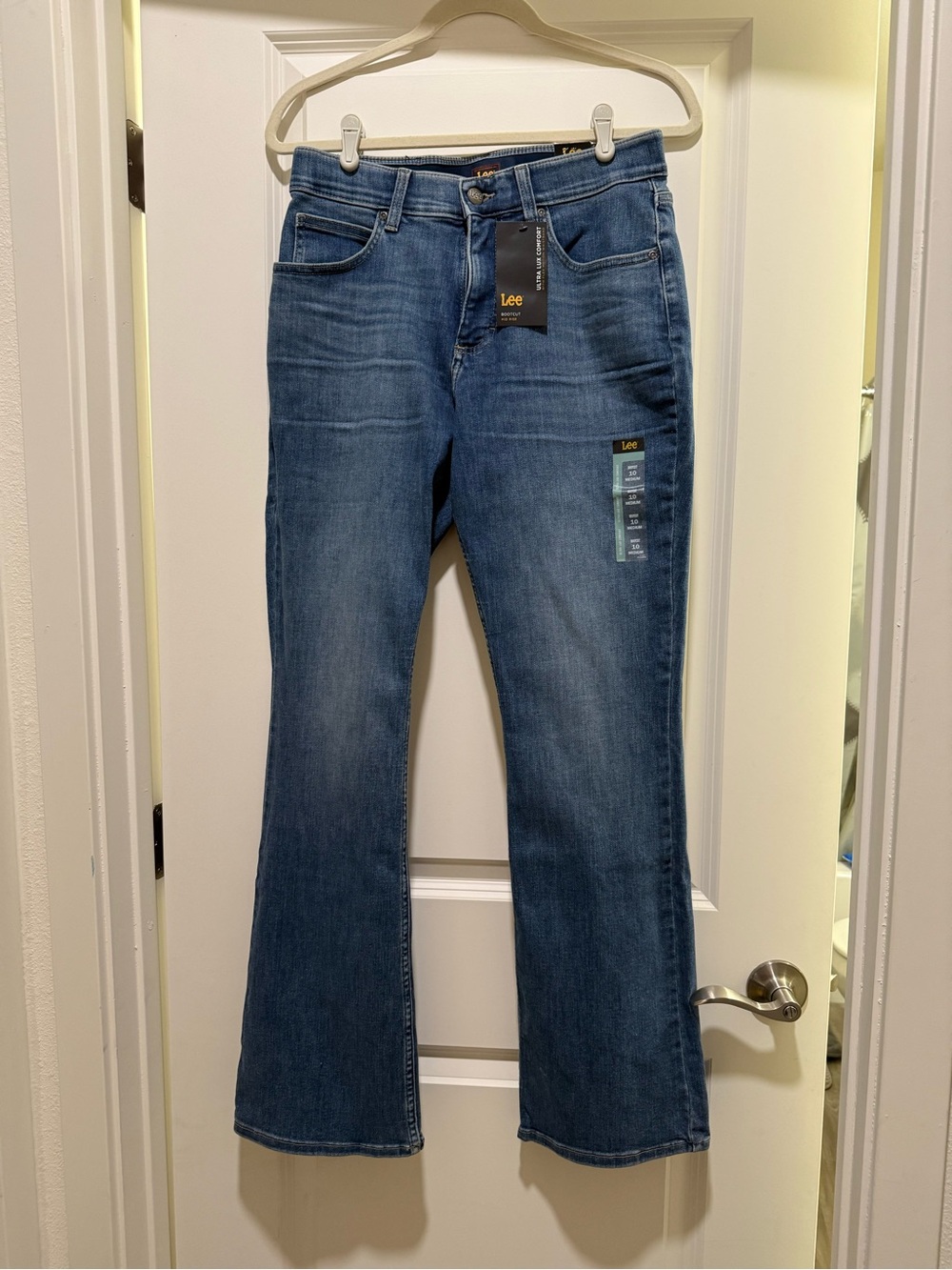 NWT Lee Ultra Lux Comfort Bootcut Mid Rise Jeans
Indigo Facet